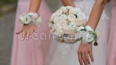 一位<strong>新娘</strong>和伴娘穿着粉色连衣裙，<strong>手捧花</strong>束。